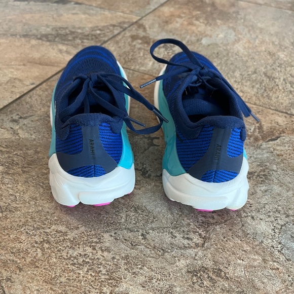 WOMEN Hoka Arahi 8; Size 7; Midnight Blue/Ultramarine